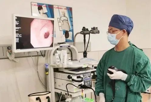 经喉镜检查,耳鼻喉科医生未发现陈大妈喉咙里有异物,便建议她再去做一