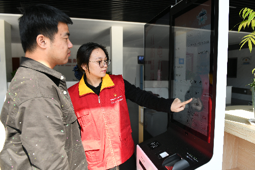 一来二去,时间久了,小黄车每次一来,村里的高音喇叭就会广而告之,村民