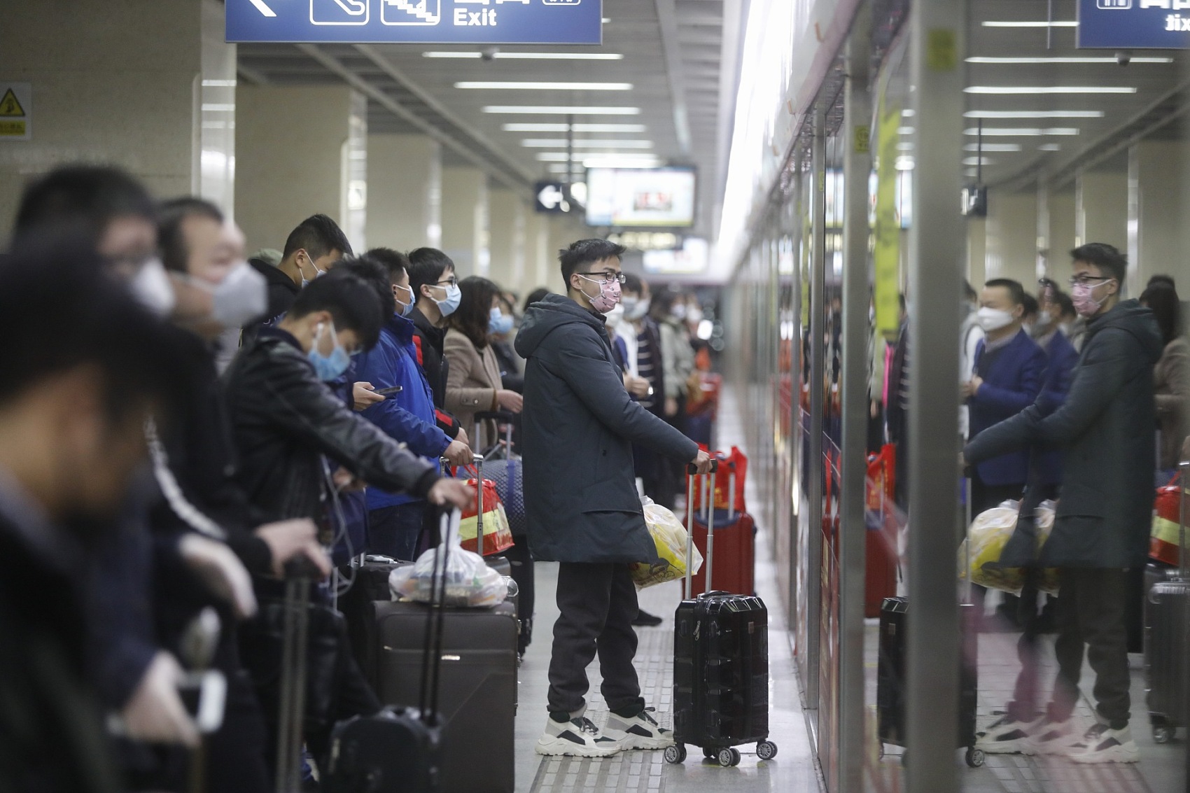 抵汉旅客来到轨道交通2号线汉口火车站地铁站乘坐地铁  图源