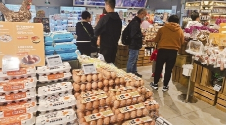 记者在沈阳某大型超市看到,生鲜区域货品充足,请广大市民放心.