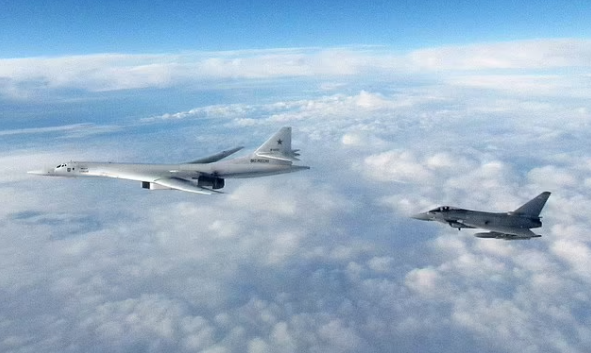 英国皇家空军台风战斗机拦截俄罗斯图-160“白天鹅”核战略轰炸机。（图源：英媒）