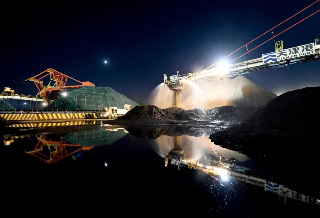 10月11日夜晚，天津港煤码头总长度达17公里的输煤皮带持续运行，电煤船舶停靠在码头进行装船作业，保障煤炭运输。图/新华