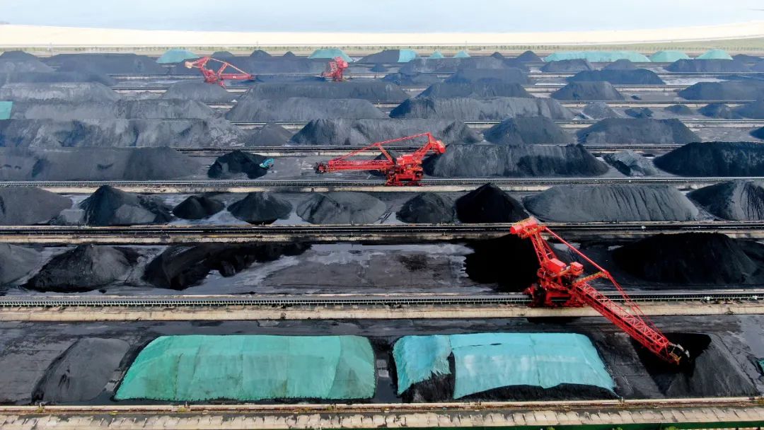 11月2日，山东日照港忙碌的煤炭堆场。图/视觉中国