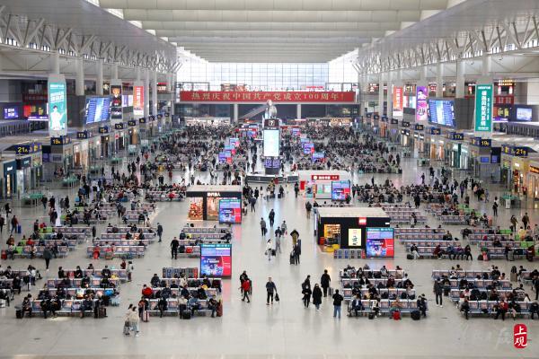 接受防疫检查上海虹桥站换乘旅客须出站换乘