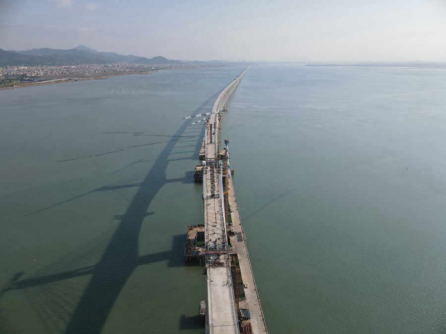 福厦高铁湄洲湾跨海大桥全貌.何卫东摄