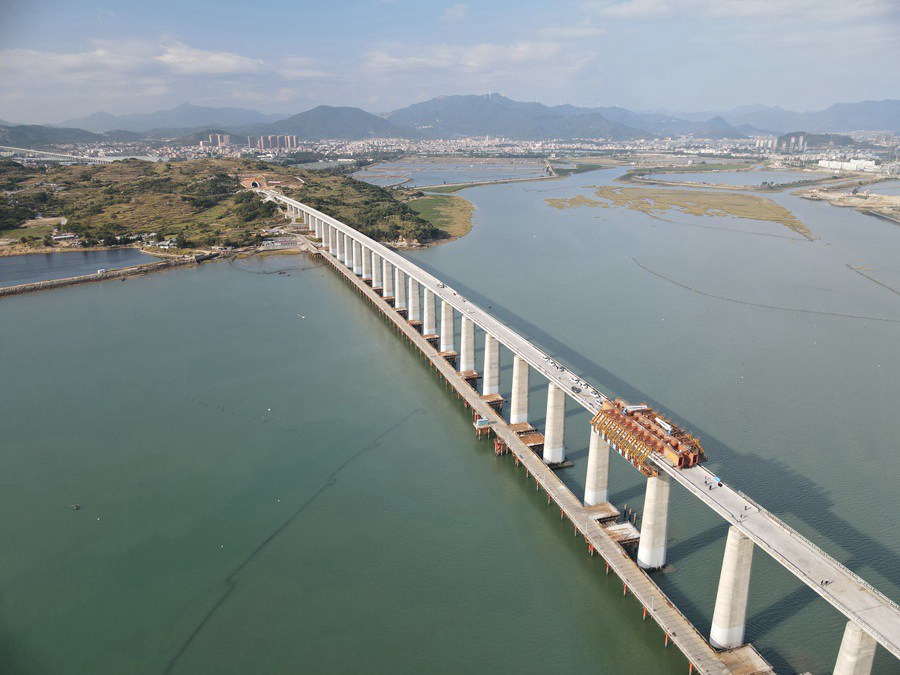 国内首座跨海高铁矮塔斜拉桥成功合龙|高铁_新浪财经