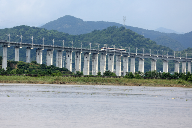 金台铁路浙江首条自主建设运营电气化铁路为山海协作释放乘数效