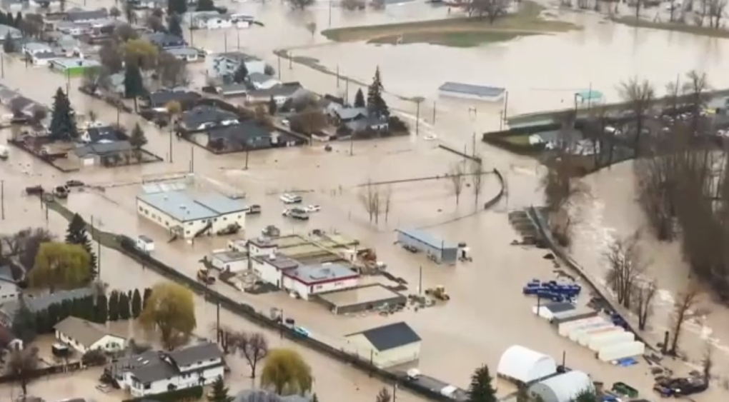加拿大西部城镇洪灾严重 多地民众紧急疏散