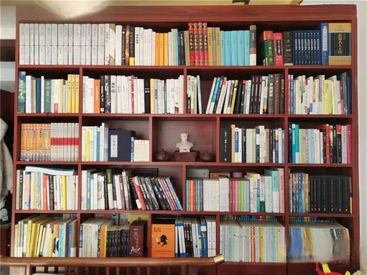 王子清家中的书架摆满了图书（来源：闪电新闻）