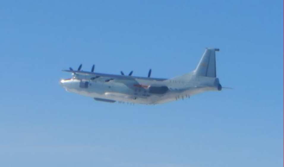 台防务部门发布的解放军运-8电子侦察机同型机照片。
