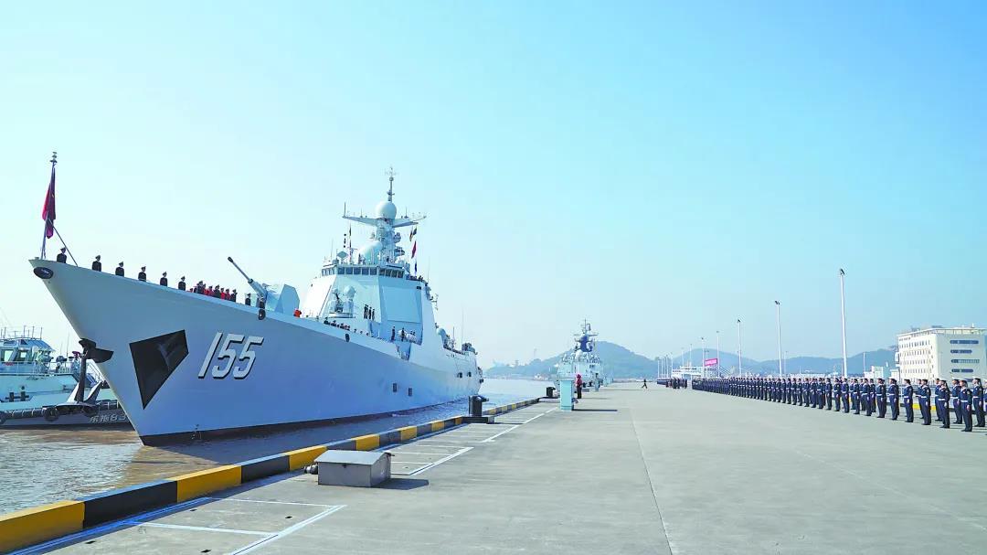 中国海军第38批护航编队由导弹驱逐舰南京舰,导弹护卫舰扬州舰和综合
