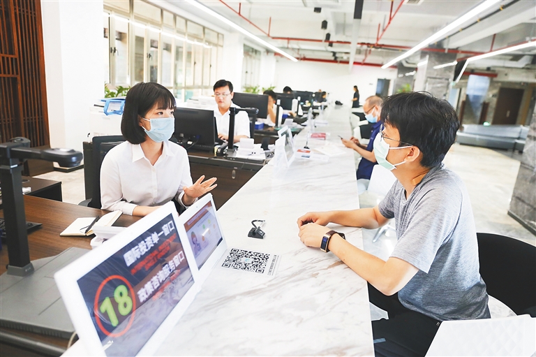 在海口江东新区政务服务中心，工作人员给企业解答公司注册业务。海南日报记者 张茂 摄