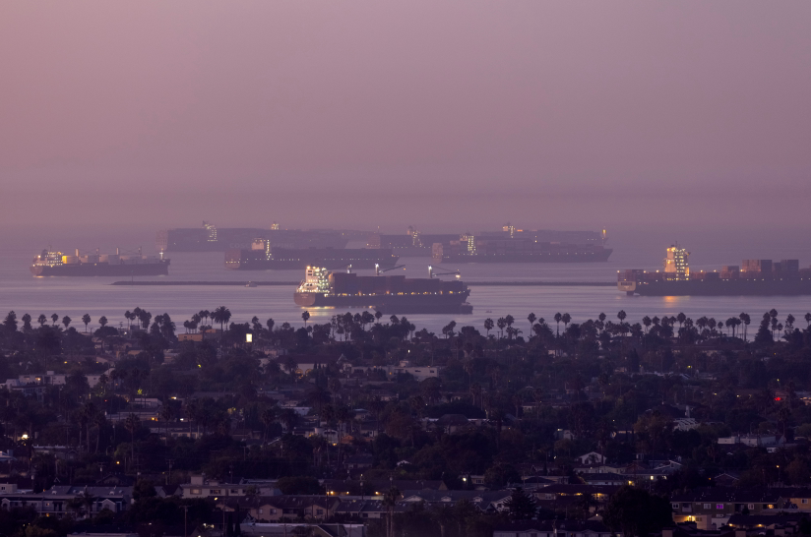 10月，货船在洛杉矶港外排队等待卸货 图自IC photo