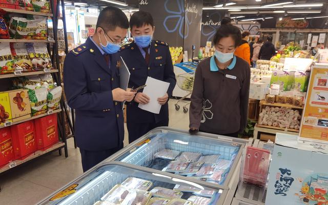 海淀区市场监管局正在开展进口冷链食品和疫情防控督导检查。海淀区市场监管局供图
