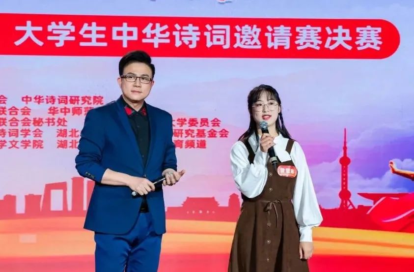 ▲曾惠琳(右)进行原创诗词朗诵