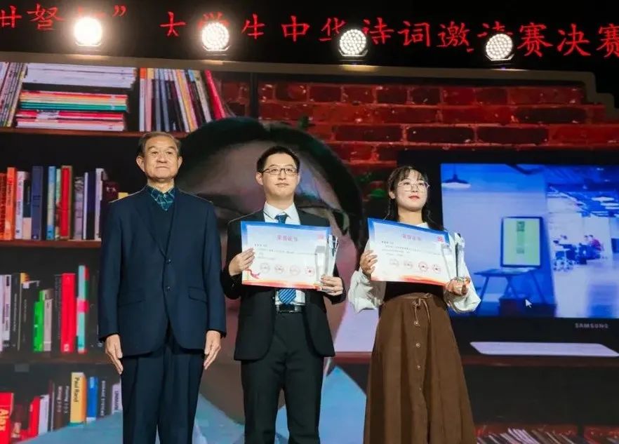 ▲湖北省人大常委会原副主任罗辉为特等奖选手颁奖(右一为曾惠琳)