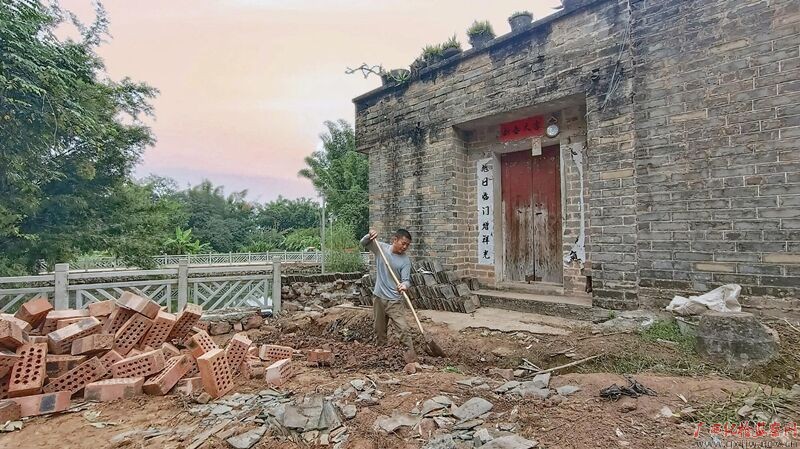 陆绍康主动承担起村里乡村风貌提升工程的义务劳动