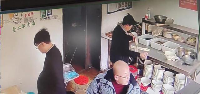 面馆老板外出客人自己做面结账此前老板因8元羊肉烩面遭同行威胁掌掴