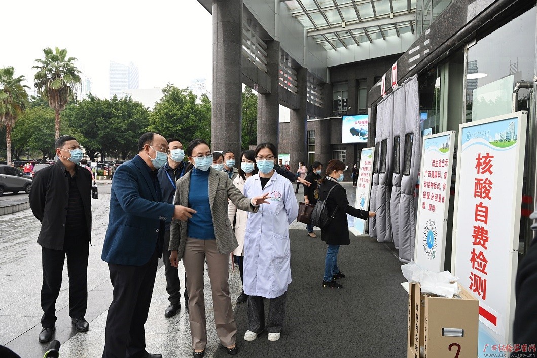 图为柳州市纪委监委新冠疫情防控第四联合督导组到柳州市人民医院核酸检测点开展监督。