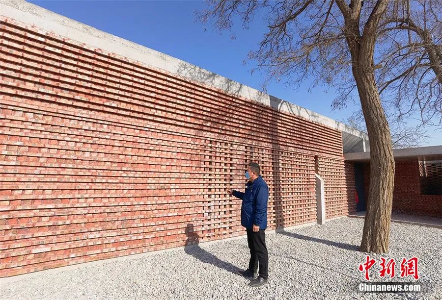 11月23日,记者实地拍摄甘肃白银市平川区境内的“130万农村改造房”。图为房屋外墙。刘玉桃 摄