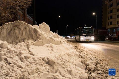 这是11月24日拍摄的鹤岗市街道和堆积在道路旁的雪堆。 新华社记者 谢剑飞 摄