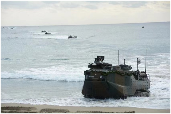 AAV7水陆两栖战车在种子岛登陆（图片来源：日本防卫省统合幕僚监部）