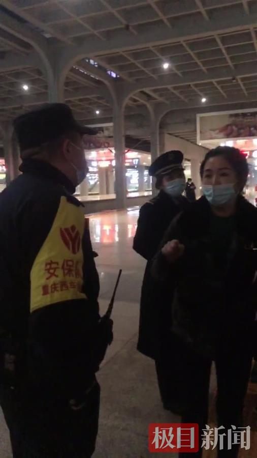 乘客们正在和工作人员沟通(视频截图)
