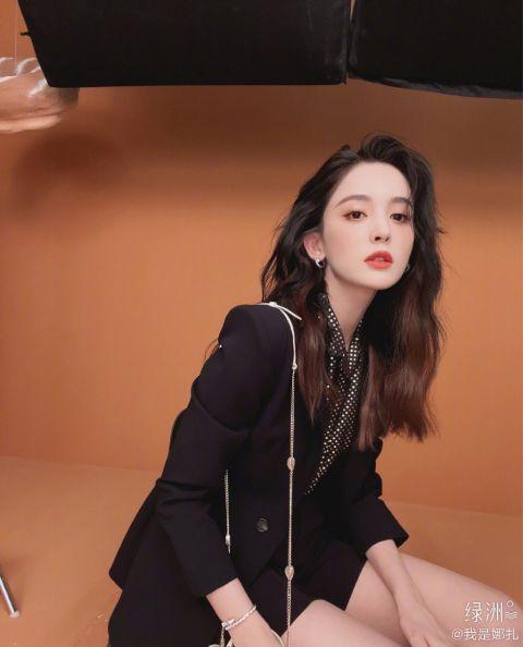 古力娜扎晒穿西装美照大波浪卷发复古优雅
