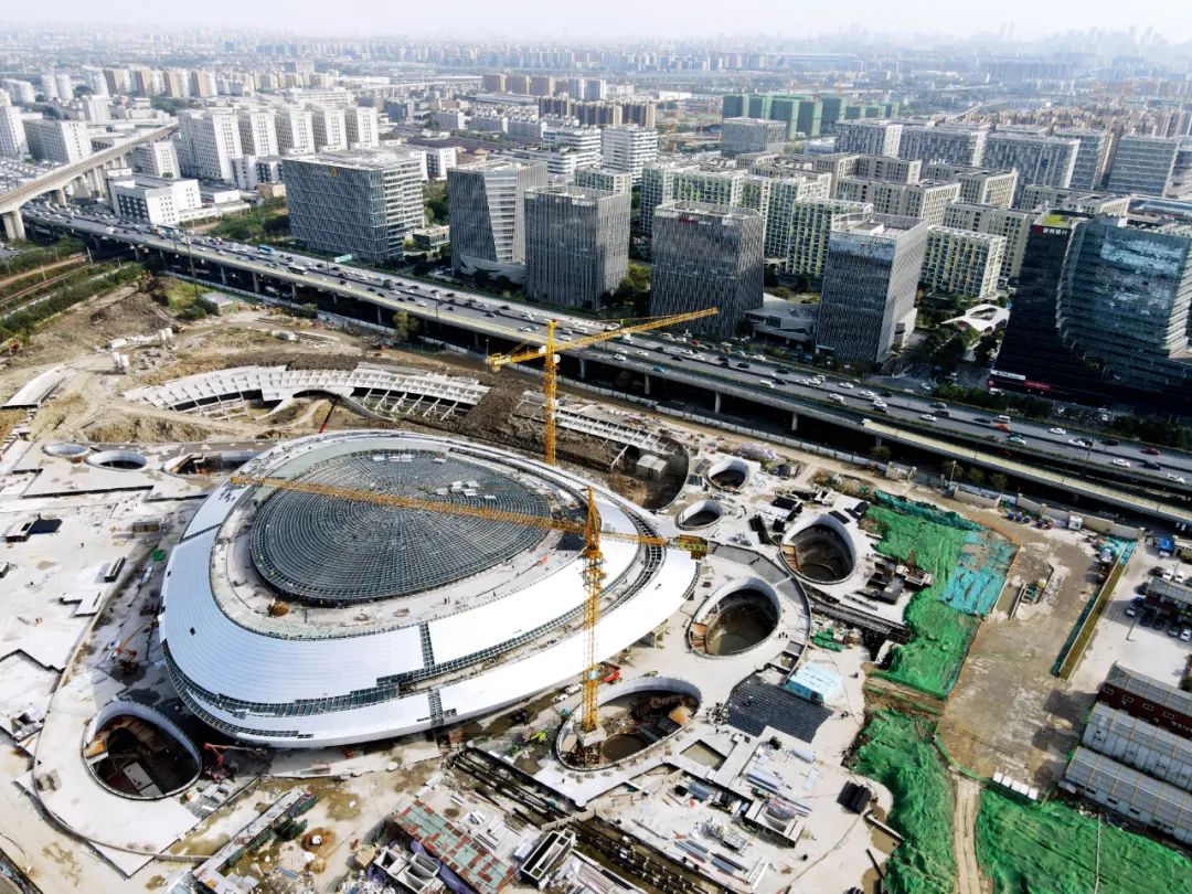 11月17日,施工中的杭州亚运会电竞馆。浙江杭州市下城区电竞场馆是中国第一座亚运会赛事标准的专业电子竞技场馆。本版图/IC