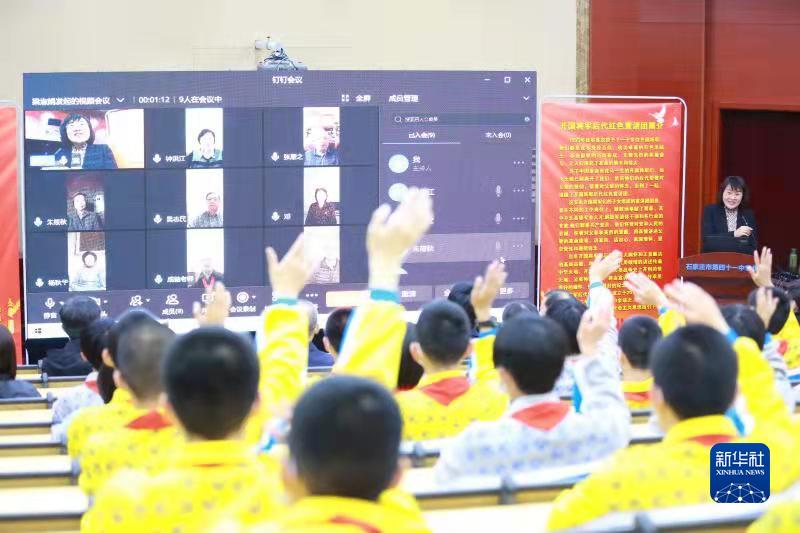 在聆听长津湖战役的故事后,石家庄市第四十一中学的学生们向宣讲团的老师们踊跃提问。(任宾 摄)