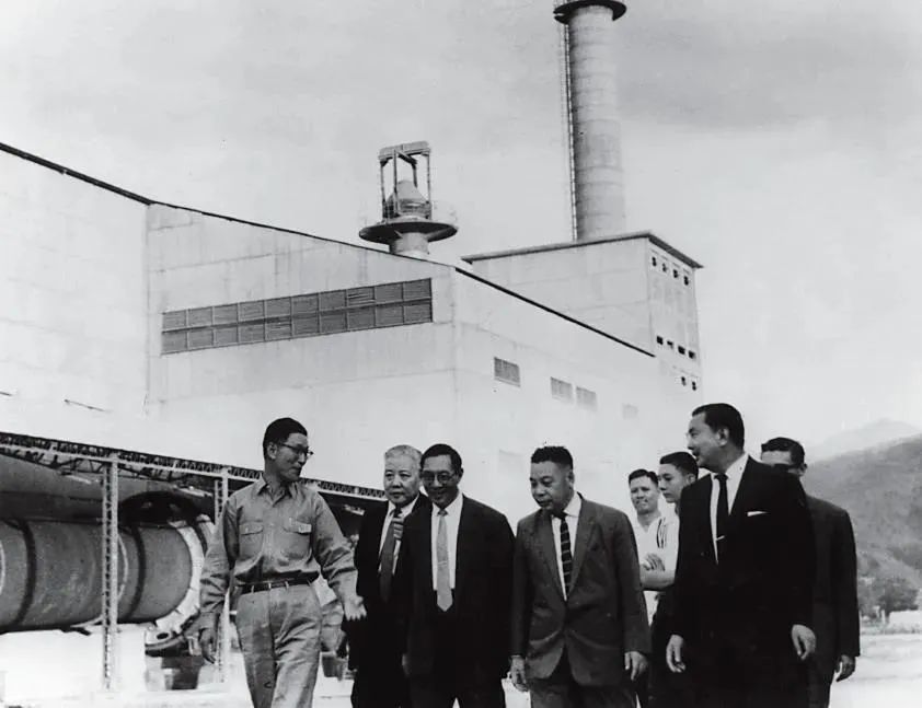 ·1960年，徐有庠（左三）陪同蒋经国（左四）视察亚洲水泥新竹厂。