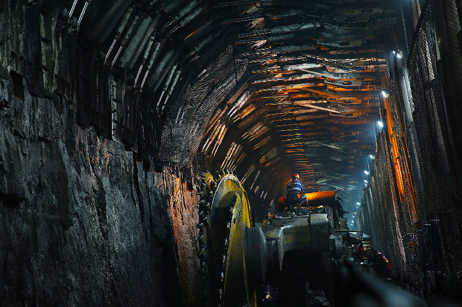图为国家能源集团神东上湾煤矿8.8米超大采高智能工作面