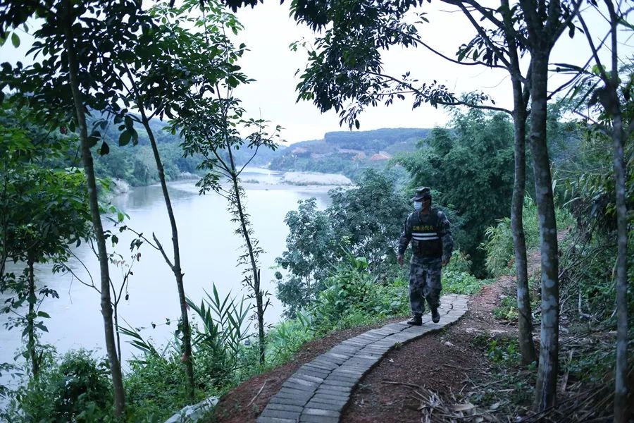 11月18日清晨，执勤民兵在瑞丽江边的步道上巡逻。武晓慧 摄