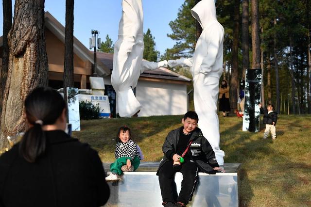 11月27日,游客在安吉县报福镇的一处露营旅游地观光休闲.