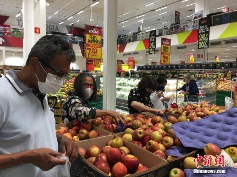 当地时间11月16日,巴西圣保罗,民众在一超市内选购水果.