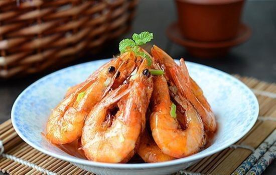来源:九派新闻 上海人家烧虾是"老三篇":盐水虾,油爆虾,炒虾仁