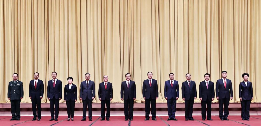 ▲11月28日下午，新当选的中国共产党湖南省第十二届委员会常务委员会委员集体合影。