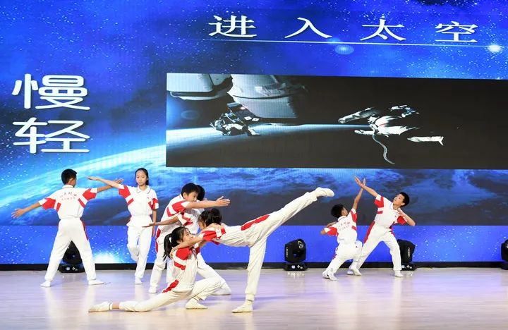10月15日，北京人大附中航天城学校学生表演舞蹈《太空》。新华社记者 金良快 摄