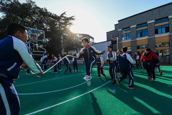 11月25日，浙江省湖州市一学校的学生们在课后参加集体跳绳活动。新华社记者 徐昱 摄