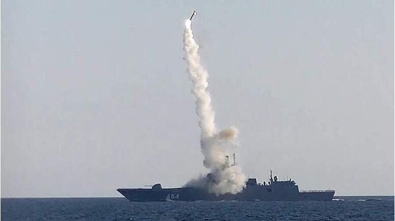 俄罗斯军舰发射“锆石”导弹
