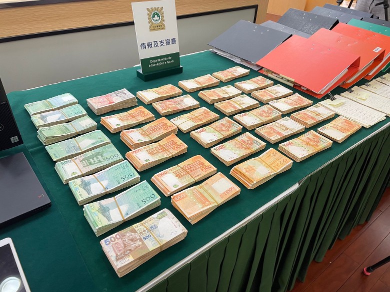 警方检获一批现金(“东网”)