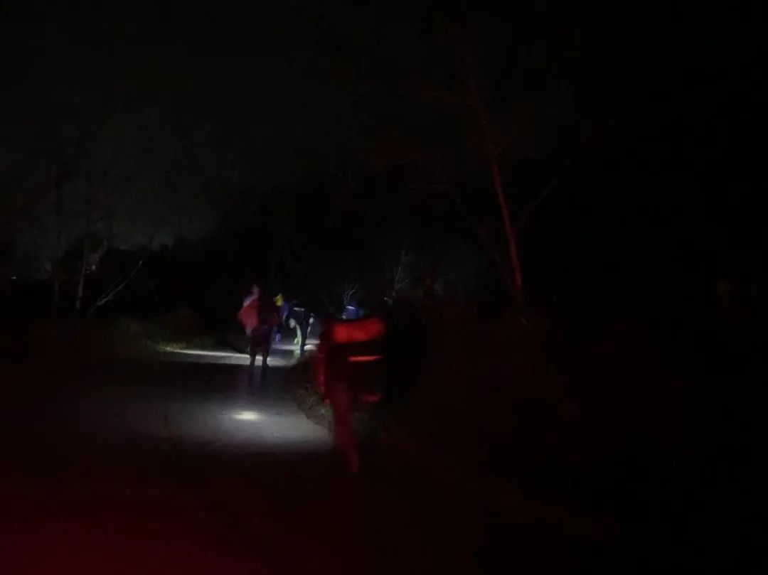 深夜从山上下来的村民和救援人员 林松果 摄