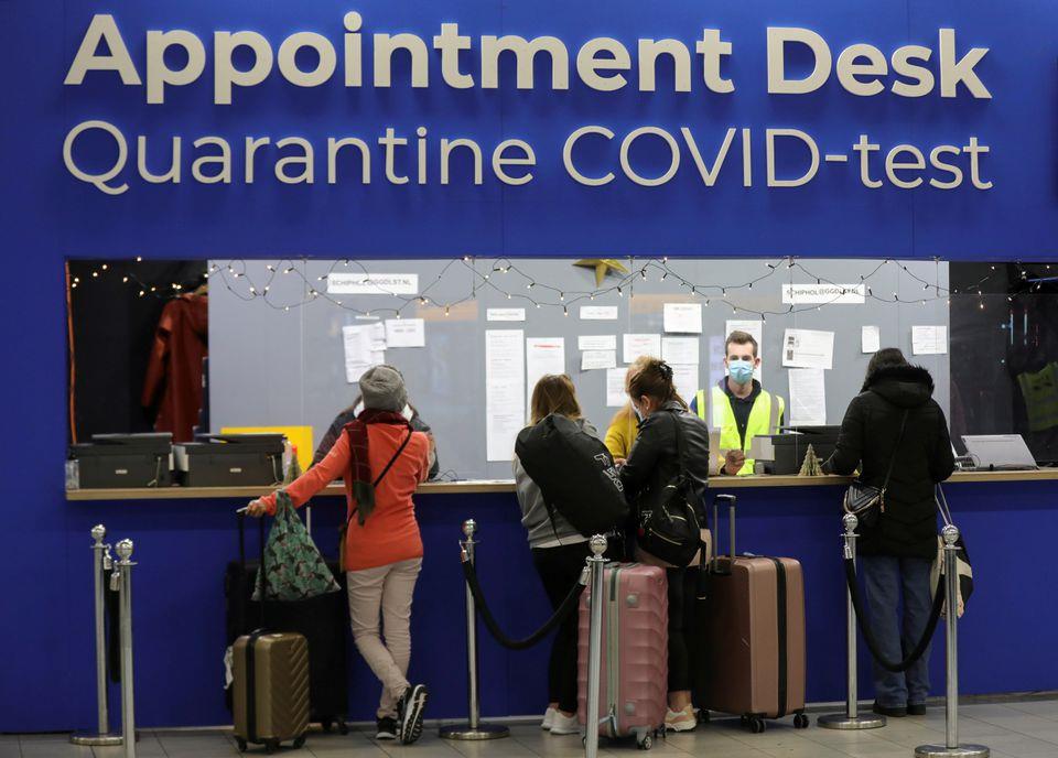 阿姆斯特丹国际机场的新冠病毒检测预约台 图片来源：路透社