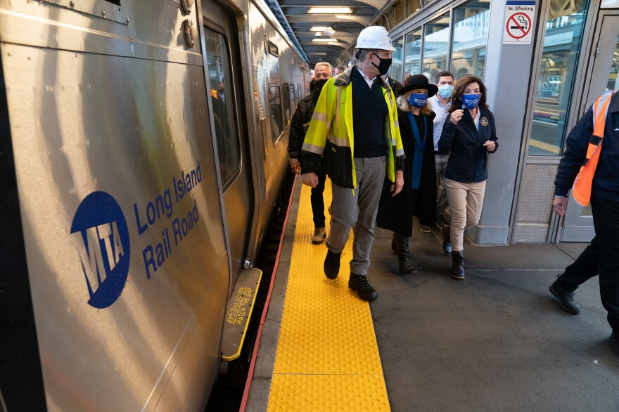 本月初，纽约州新任州长凯西·霍赫尔参加长岛地铁试运行 图自州长办公室
