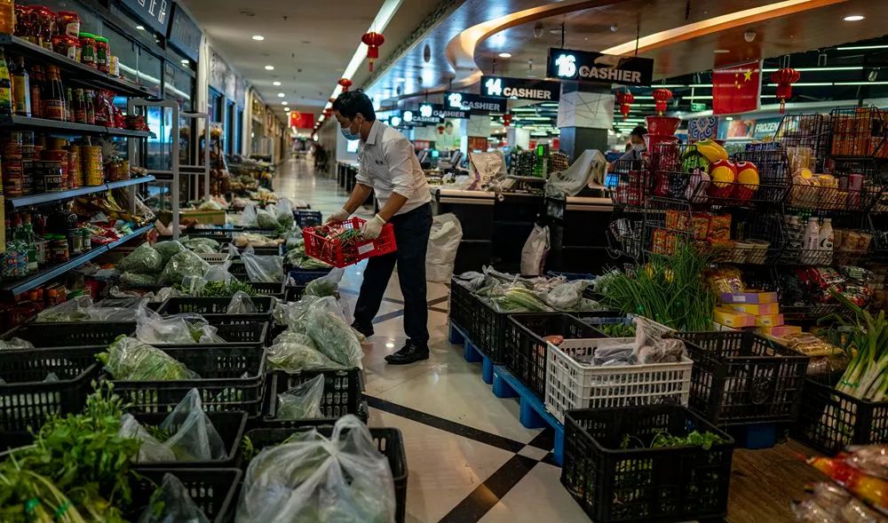 瑞丽一家超市的工作人员在按照网购订单挑选货物 江文耀 摄