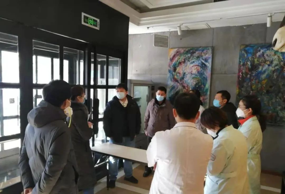 工作中的李献忠,图片来源:央视新闻