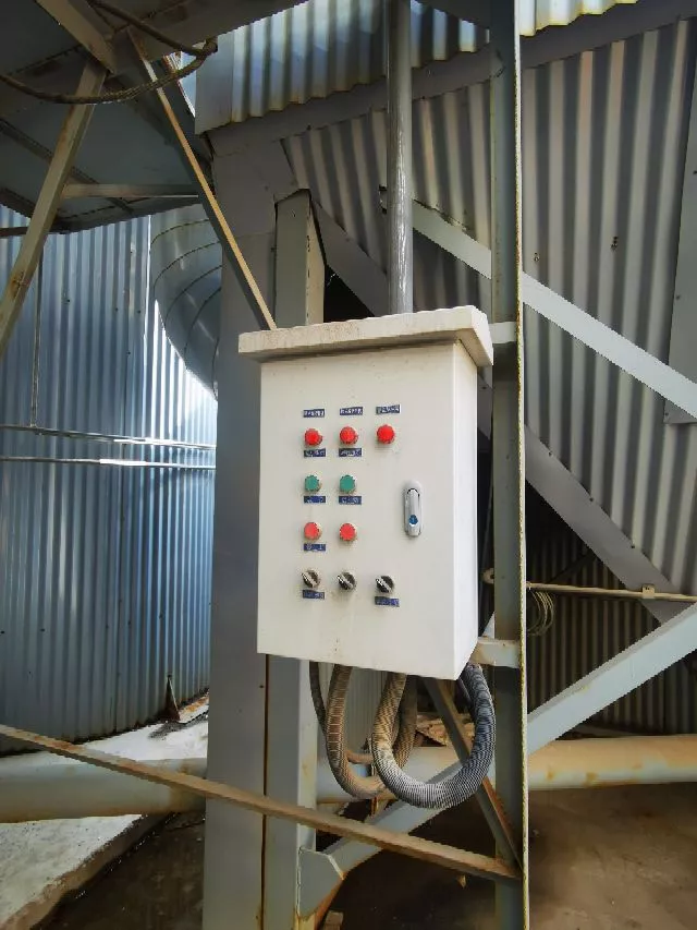 图11 禹州市科达耐火材料有限公司隧道窑炉废气配套的脱硫设施电柜显示未运行（左）；脱硫喷淋液pH值呈强酸性（右）