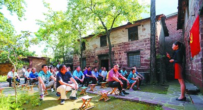吉林省地方政协主席培训班在红旗渠干部学院谷文昌故居教学点学习感悟谷文昌精神。李振华摄/光明图片