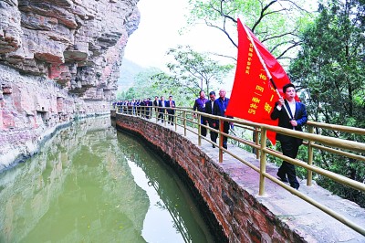 河南全省县(市、区)委书记培训班在红旗渠开展体验式教学。 李振华摄/光明图片