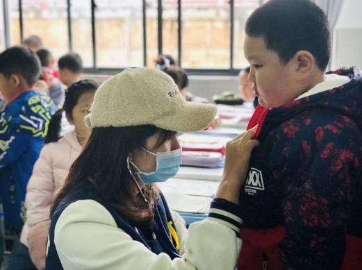 筛查队成员在为孩子心脏听诊 受访者供图